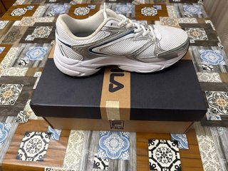Zapatillas Fila Beige y Negras
