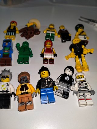 vendo las 4 Minifiguras Lego de la  Fila Central