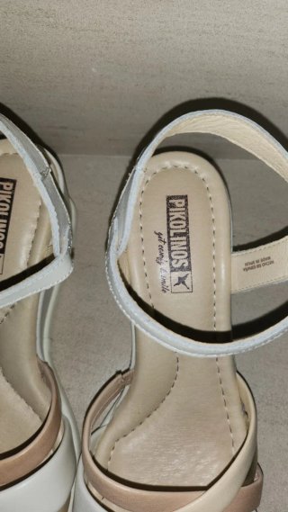 Sandalias Pikolinos Beige y Dorado