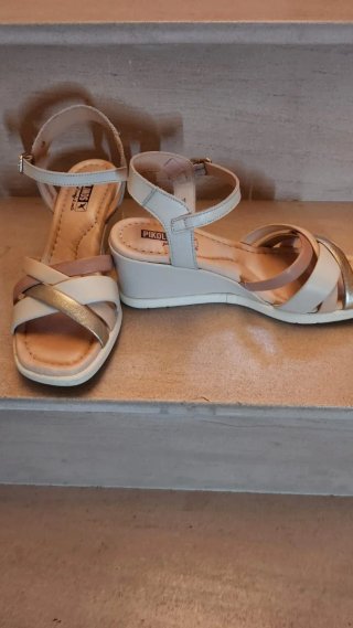 Sandalias Pikolinos Beige y Dorado