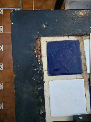 Tavolo da patio in ceramica e metallo