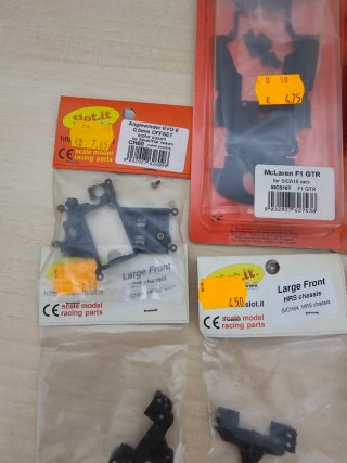Lotto di telai e ricambi per modellismo Slot it scalextric