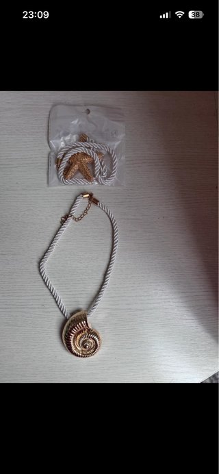 Collar con colgante de caracola dorada