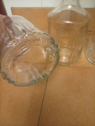 Set di 3 bottiglie in vetro per liquore con tappo