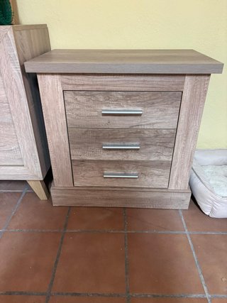 Cajonera de madera beige y marrón