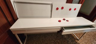 Escritorio blanco con pizarras e imanes