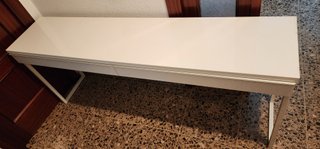 Escritorio blanco con pizarras e imanes
