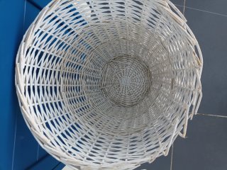 Cesto portabiancheria bianco in vimini