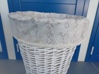 Cesto portabiancheria bianco in vimini
