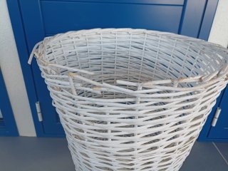 Cesto portabiancheria bianco in vimini