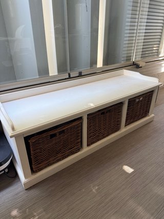 Banco de madera con cestas de mimbre