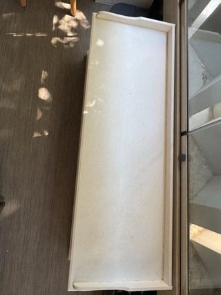 Banco de madera con cestas de mimbre