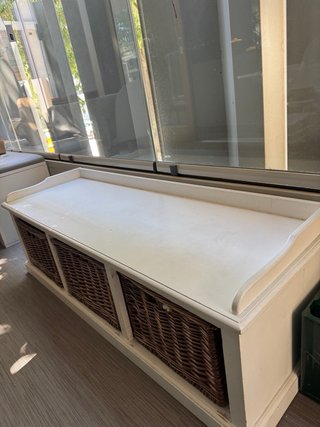 Banco de madera con cestas de mimbre