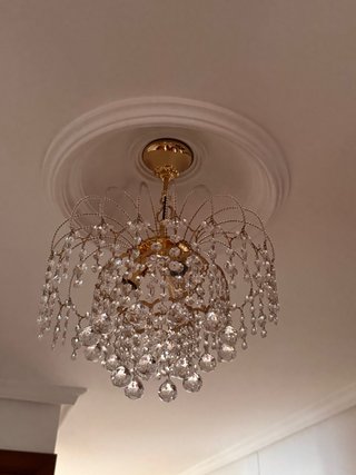 Lámpara de araña de cristal dorada