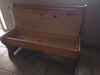 Conjunto mesa y banco de madera
