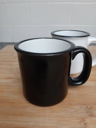 Conjunto 2 Canecas Cerâmica Branca e Preta