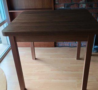Mesa de salón de madera
