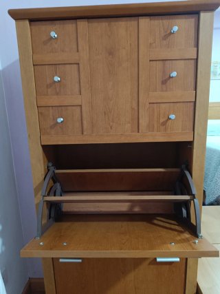 Zapatero de madera marrón