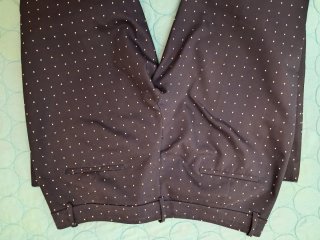 Pantalón azul de lunares
