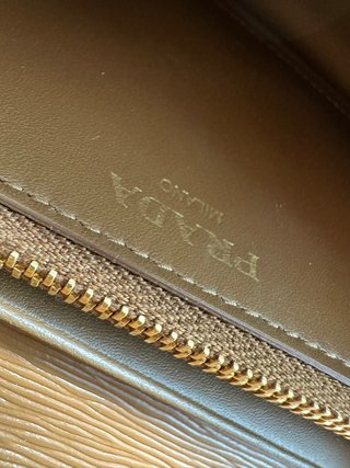 Prada WOC Vitelo Marrón Cadena Dorada