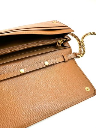 Prada WOC Vitelo Marrón Cadena Dorada