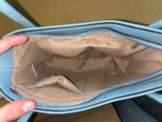 Bolso azul de mano