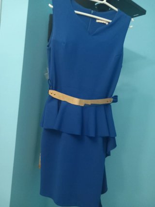 Vestido azul talla 40 con cinturón dorado pecho 97