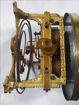 Máquina de reloj antiguo funcionando