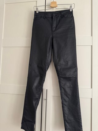 Pantalón encerado H&M cintura alta T.36