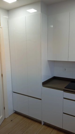 Cocina completa gris y blanca