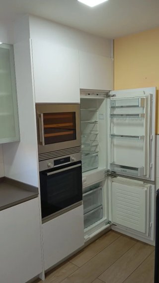 Cocina completa gris y blanca