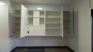 Cocina completa gris y blanca