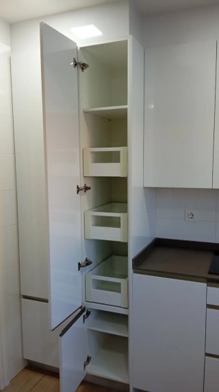 Cocina completa gris y blanca