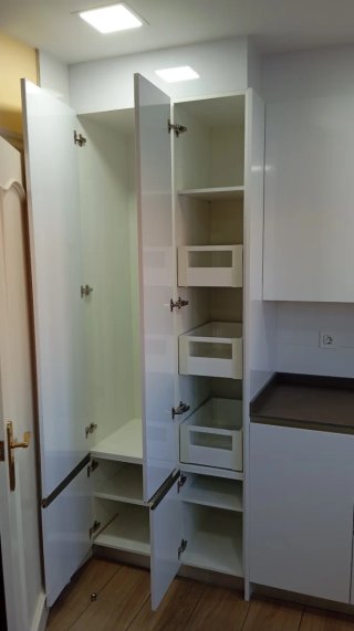 Cocina completa gris y blanca