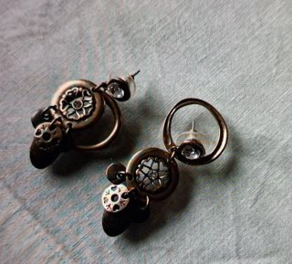 Pendientes dorados y negros con detalles