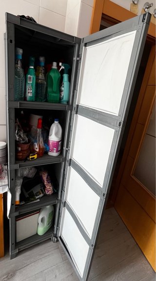 Mueble de resina gris y blanco