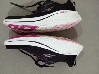 Zapatillas Skechers Negras y Rosas