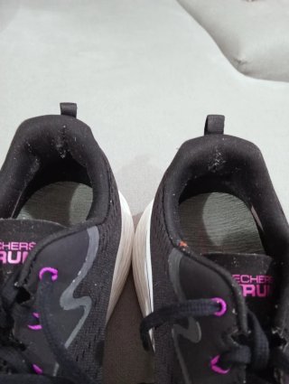 Zapatillas Skechers Negras y Rosas