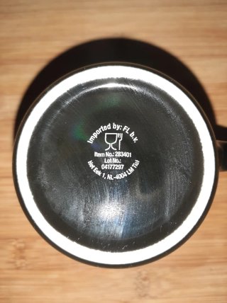 Caneca de cerâmica preta