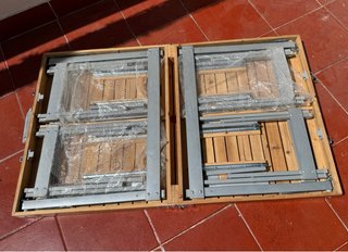 Mesa plegable con 4 taburetes