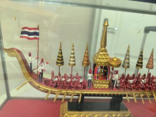 Maqueta Barcaza Real Tailandesa con Vitrina