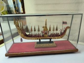 Maqueta Barcaza Real Tailandesa con Vitrina