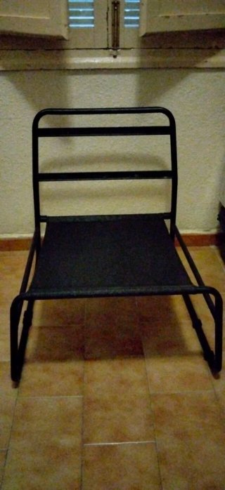 Sillón moderno negro,le falta los cojines
