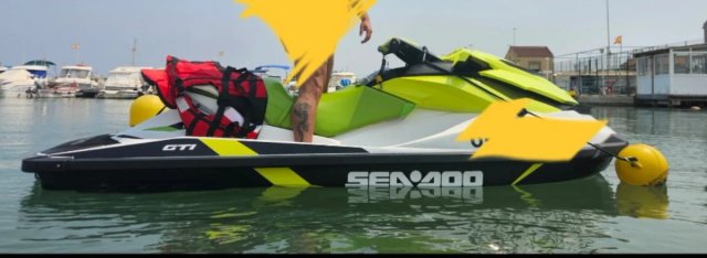Moto de agua Sea-Doo GTI verde y blanca