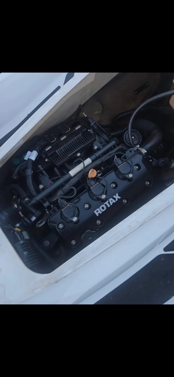 Moto de agua Sea-Doo GTI verde y blanca