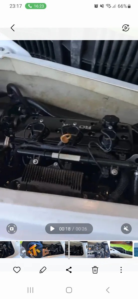 Moto de agua Sea-Doo GTI verde y blanca