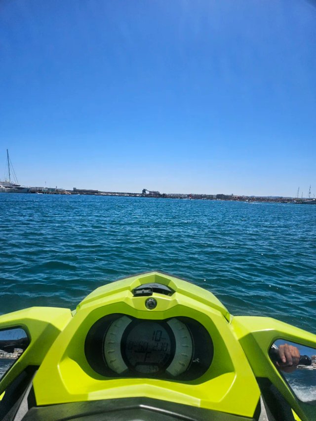 Moto de agua Sea-Doo GTI verde y blanca