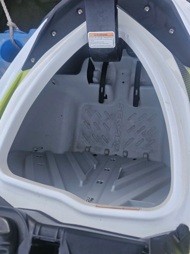 Moto de agua Sea-Doo GTI verde y blanca