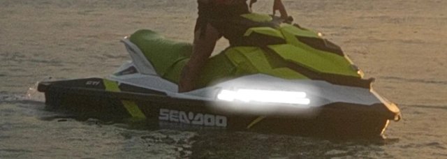 Moto de agua Sea-Doo GTI verde y blanca