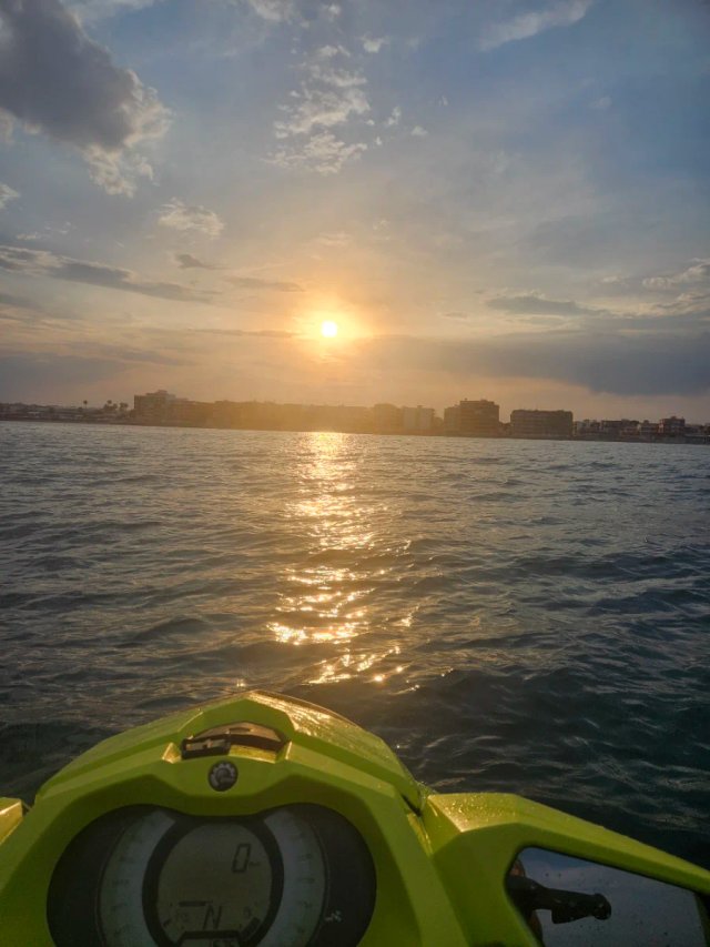 Moto de agua Sea-Doo GTI verde y blanca